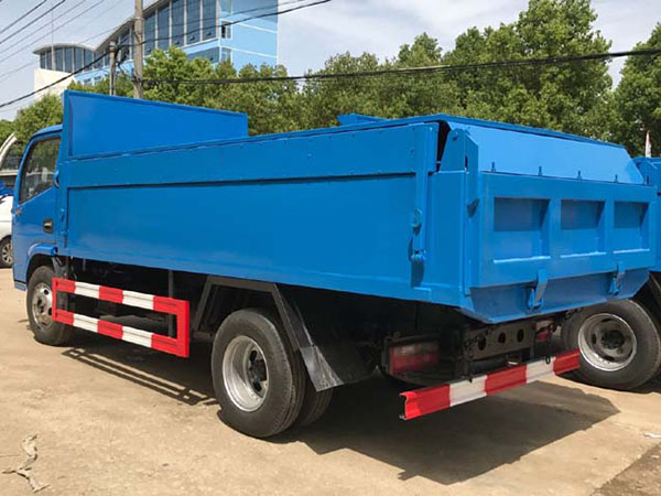 東風(fēng)小霸王密封自卸式垃圾車(chē)