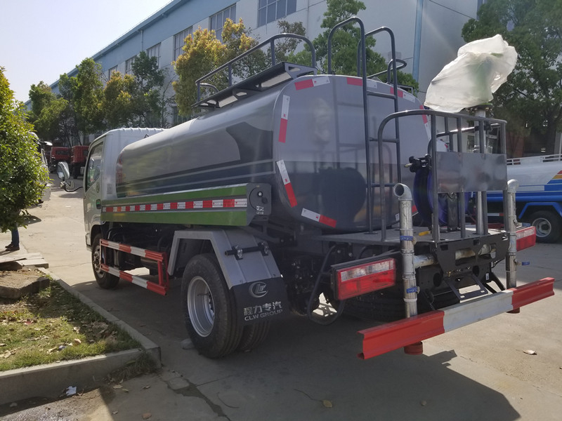 東風(fēng)標(biāo)準(zhǔn)化5噸灑水車(chē)