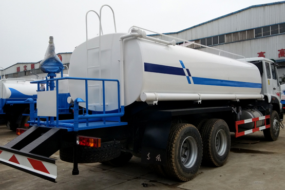 重汽18噸后雙橋?yàn)⑺?/></li>
</ul>
</div>
<div id=