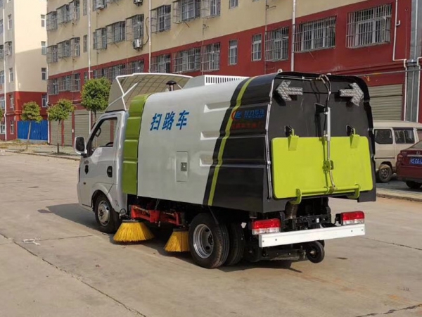 東風(fēng)途運2600mm掃路車（0.8方水罐，1.7方塵罐）