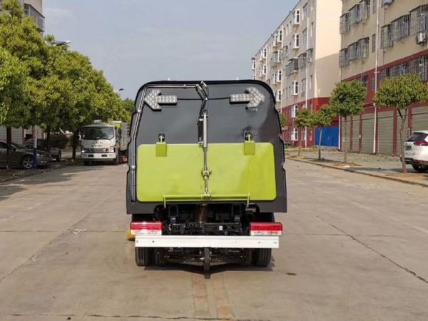東風(fēng)途運2600mm掃路車（0.8方水罐，1.7方塵罐）
