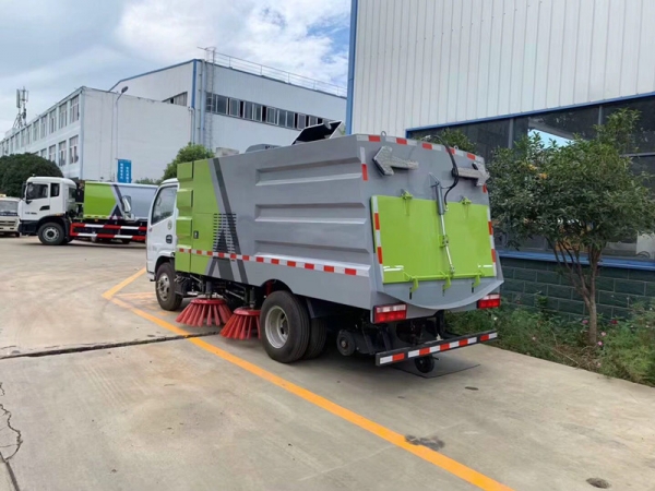 東風(fēng)小多利卡掃路車（1.5方水罐，4方塵罐）