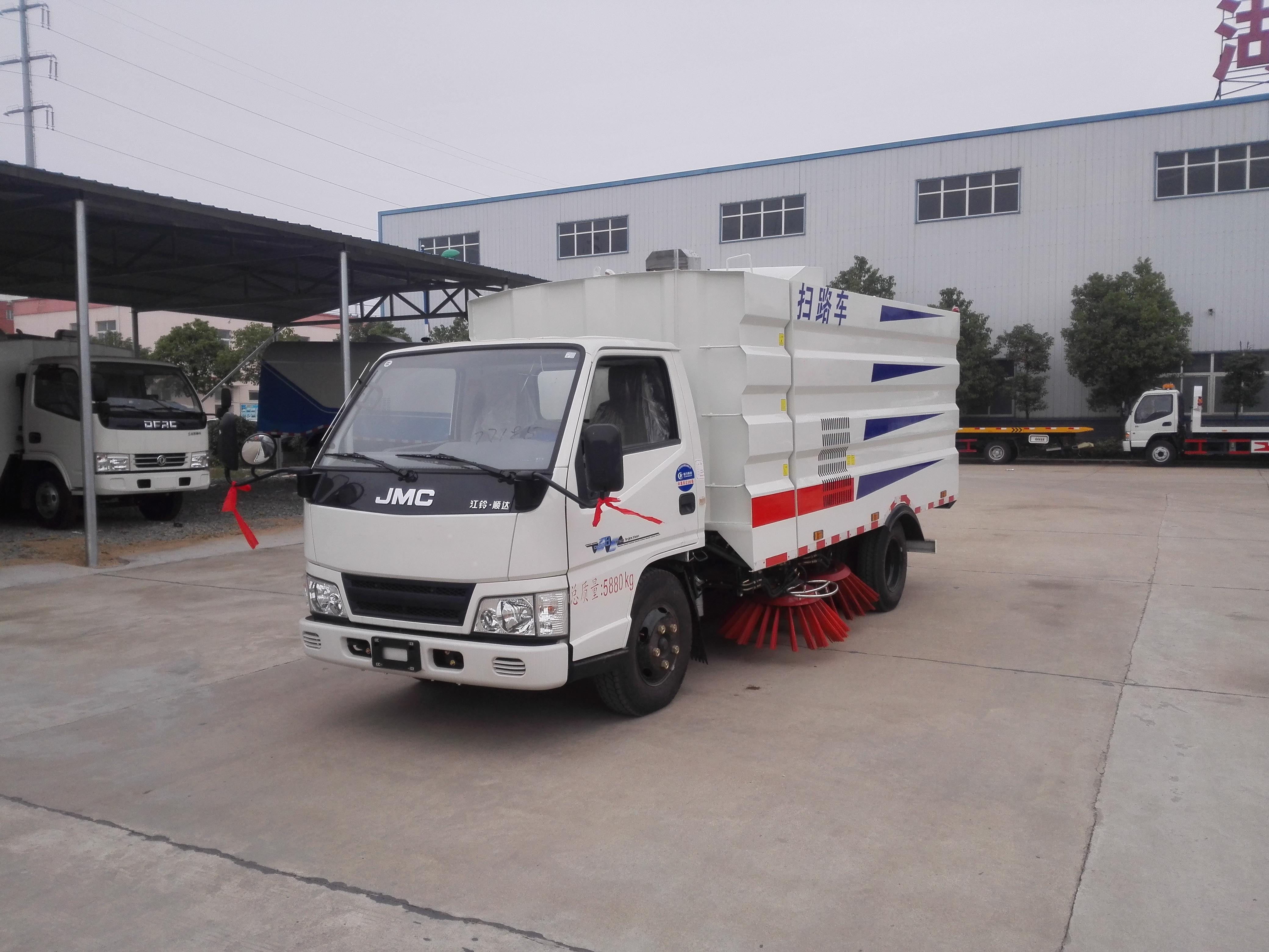 江鈴掃路車(1.5方水罐,4方塵罐)