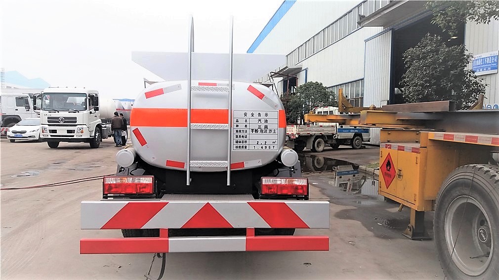 2.5方東風(fēng)小多利卡加油車(chē)