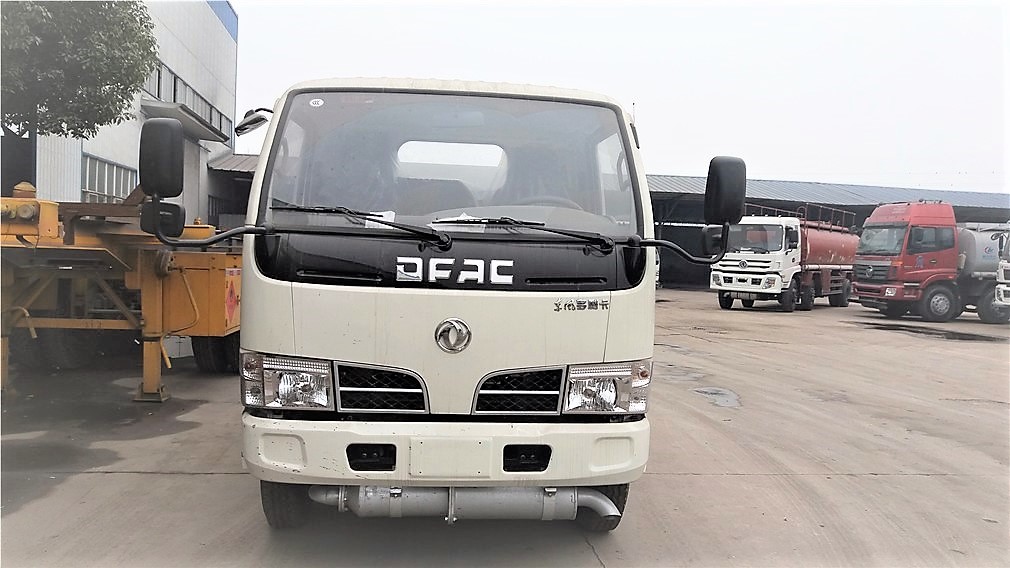 2.5方東風(fēng)小多利卡加油車(chē)