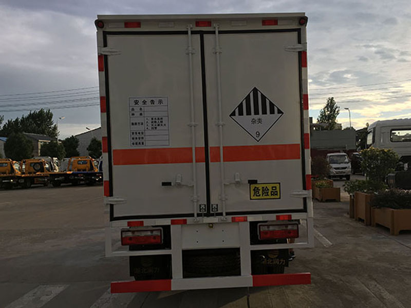 多利卡4.1米（藍(lán)牌）雜項(xiàng)危險(xiǎn)品廂式車(chē)