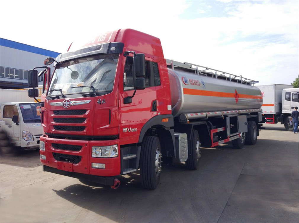 解放前四后六26.6方運(yùn)油車(chē)