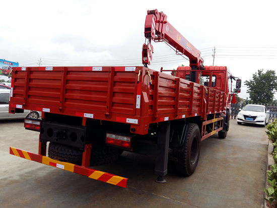 東風(fēng)專底8噸隨車吊