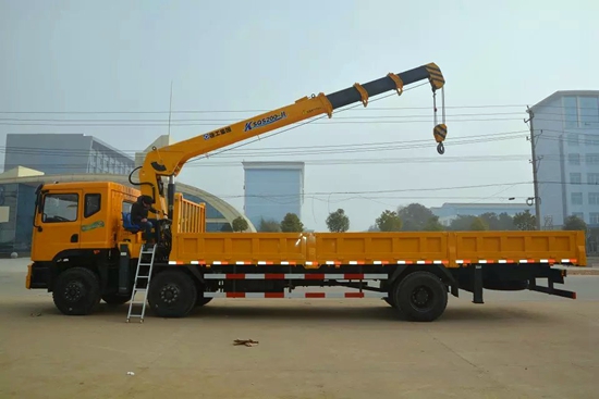 東風(fēng)小三軸12噸隨車吊