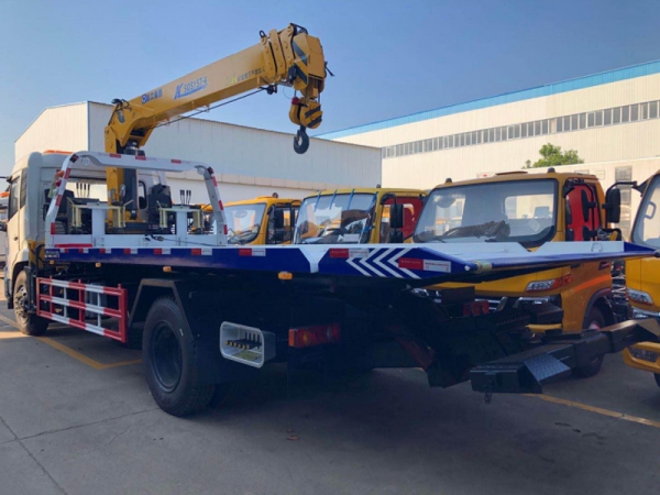 東風(fēng)天錦平板帶吊清障車