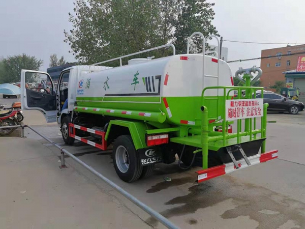 東風(fēng)多利卡5噸灑水車