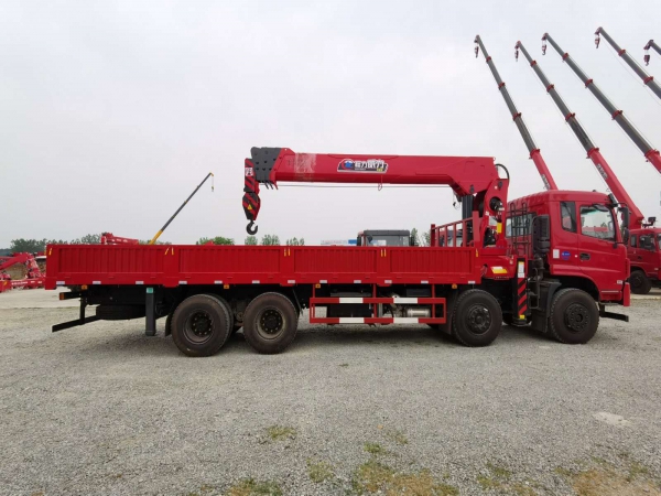 東風(fēng)D17前四后八12-16噸隨車吊