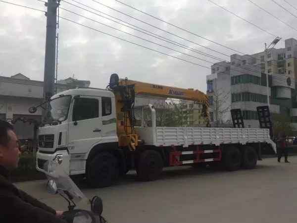 東風(fēng)天龍前四后八16噸隨車(chē)吊