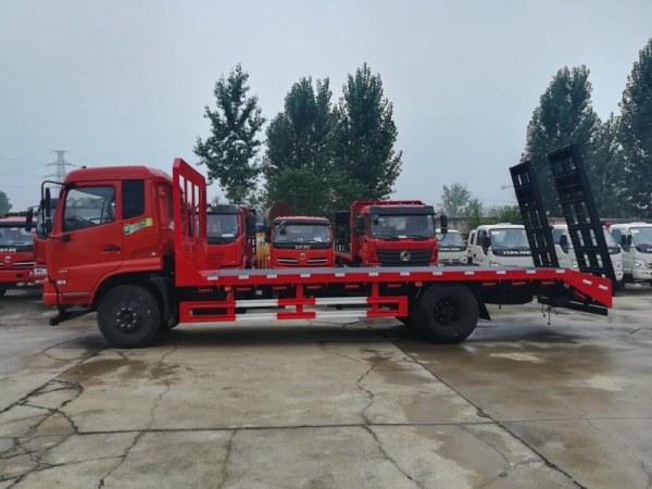 東風(fēng)天錦平板拖車(chē)