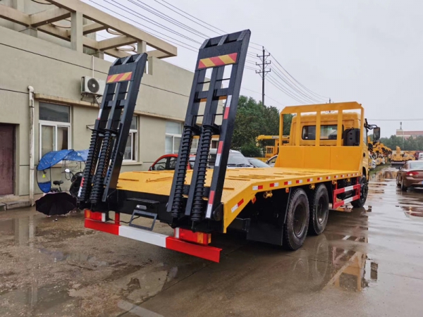 東風(fēng)D17-H后八輪平板拖車(chē)