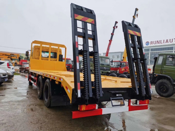 東風(fēng)D17-H后八輪平板拖車(chē)