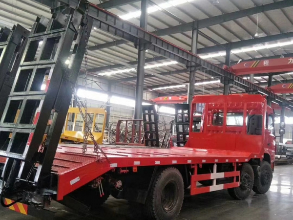 東風(fēng)專底小三軸挖機(jī)平板車