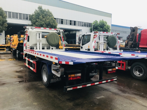 大運(yùn)藍(lán)牌清障車一拖二