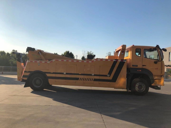 國(guó)六重汽豪瀚13噸拖吊聯(lián)體清障車