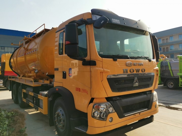 重汽豪沃22方清洗吸污車(chē)