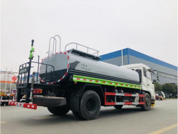 東風(fēng)天錦護欄清洗車