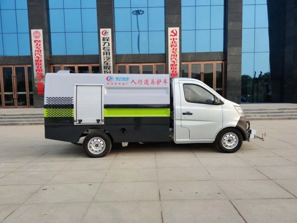 長安2.5方路面養(yǎng)護車，清洗車多少錢