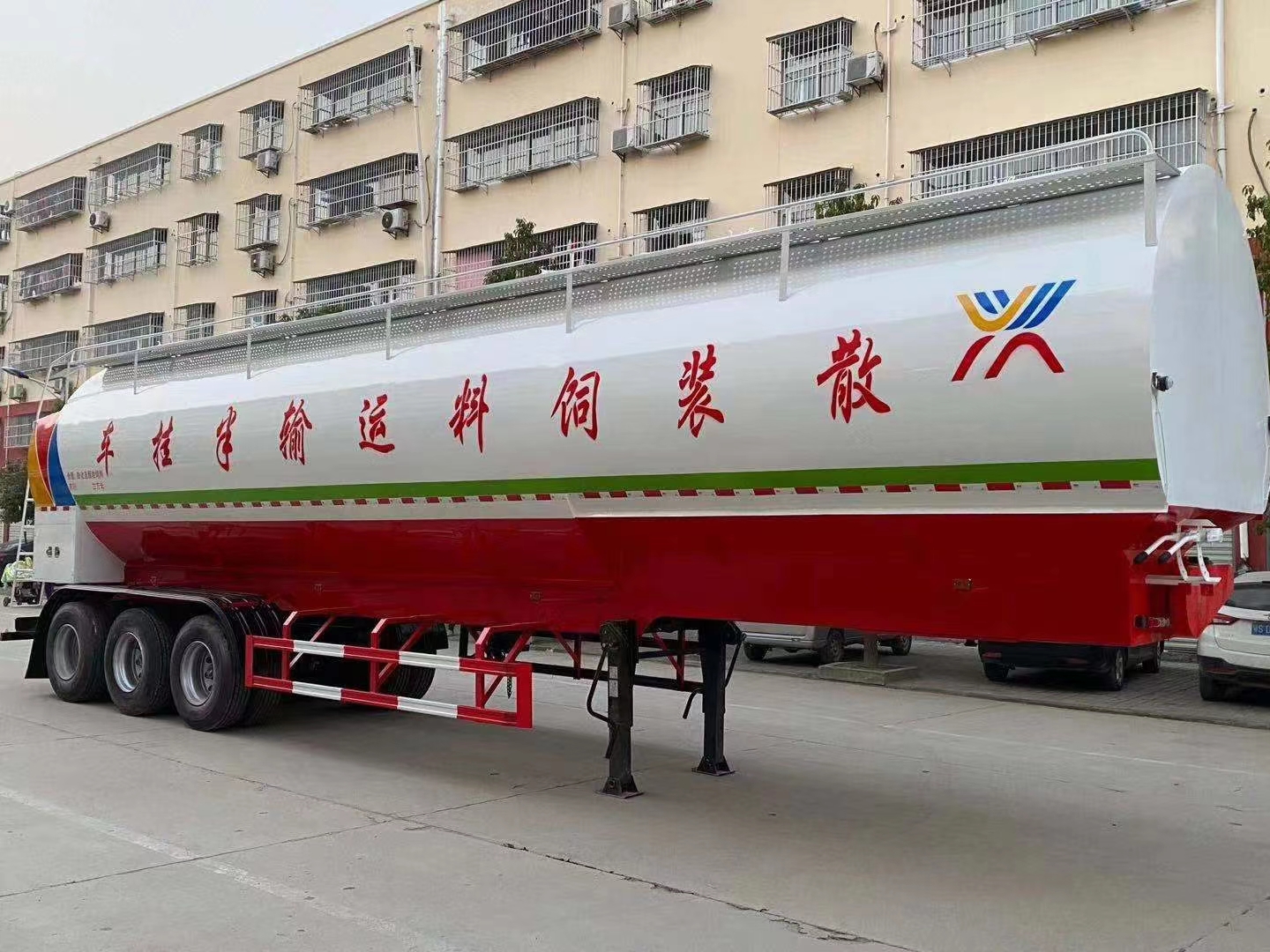 13米半掛65方飼料運(yùn)輸車