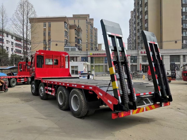 國六柳汽乘龍前四后八平板運輸車，挖機拖車