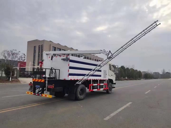 東風(fēng)四驅(qū)光伏板清洗車(chē),8方水罐