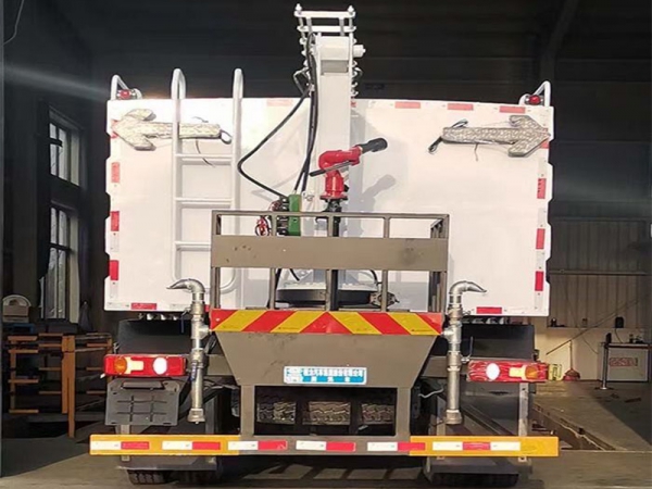 東風(fēng)四驅(qū)光伏板清洗車(chē),8方水罐