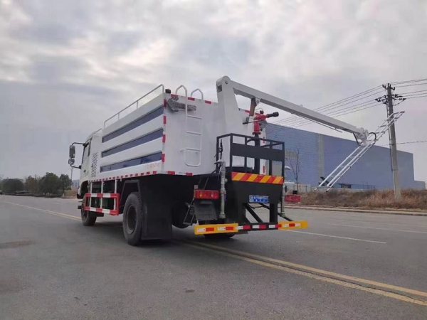 東風(fēng)四驅(qū)光伏板清洗車(chē),8方水罐