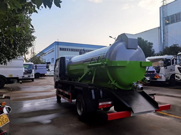 東風(fēng)小多利卡4方吸污車