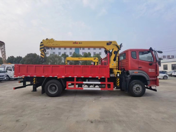 重汽豪沃8噸隨車吊