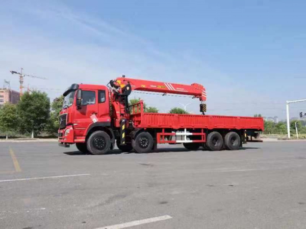 航天萬(wàn)山14噸隨車(chē)吊平板運(yùn)輸車(chē)