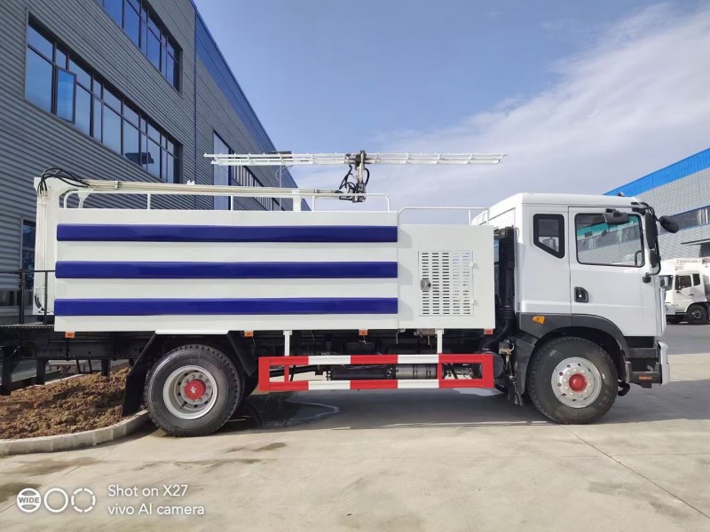 東風(fēng)D9光伏板清洗車