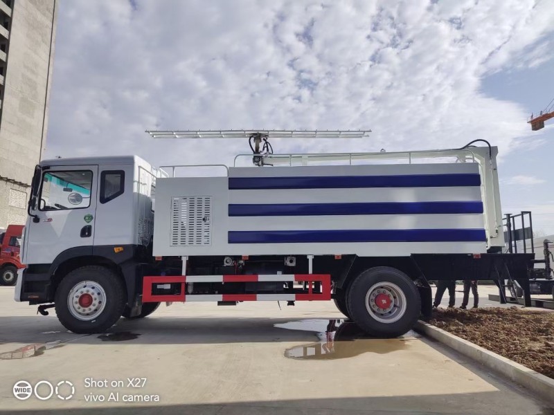 東風(fēng)D9光伏板清洗車