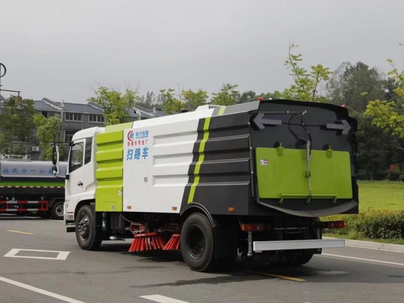 東風(fēng)天錦掃路車（4方水罐8方塵罐）